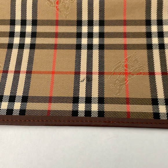 Burberry check book holder. - Picture 9 of 10